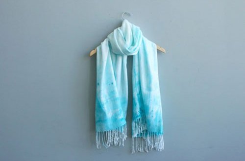 Nhuộm màu cho khăn để ngày mưa thu thêm ấm áp