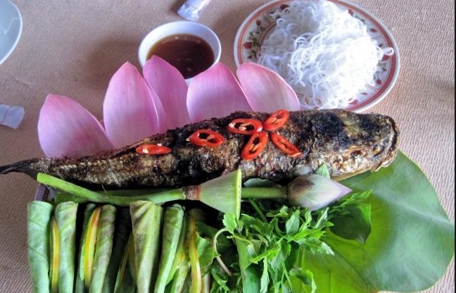 Món ngon cuối tuần: Lạ miệng với cá nướng lá sen