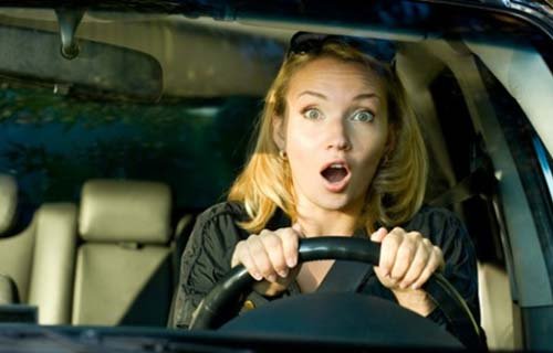 10 thói quen nguy hiểm của phụ nữ khi lái xe