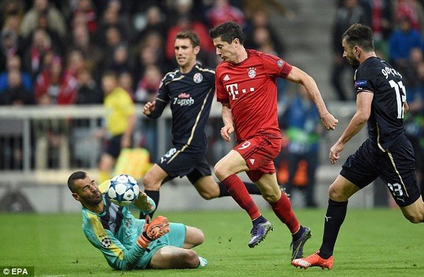 Lewandowski lập hat-trick, Bayern lại thắng kiểu hủy diệt