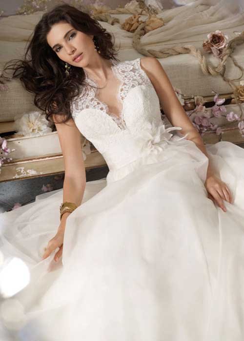 Váy cưới mùa thu tuyệt đẹp che khuyết điểm cho cô dâu vai rộng