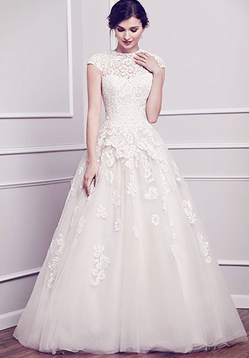 Váy cưới mùa thu tuyệt đẹp che khuyết điểm cho cô dâu vai rộng