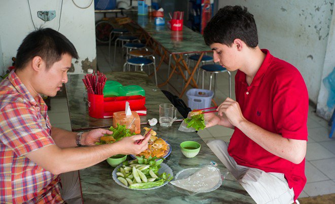 Chàng trai Mỹ thạo 6 ngoại ngữ đến Hà Nội học tiếng Việt