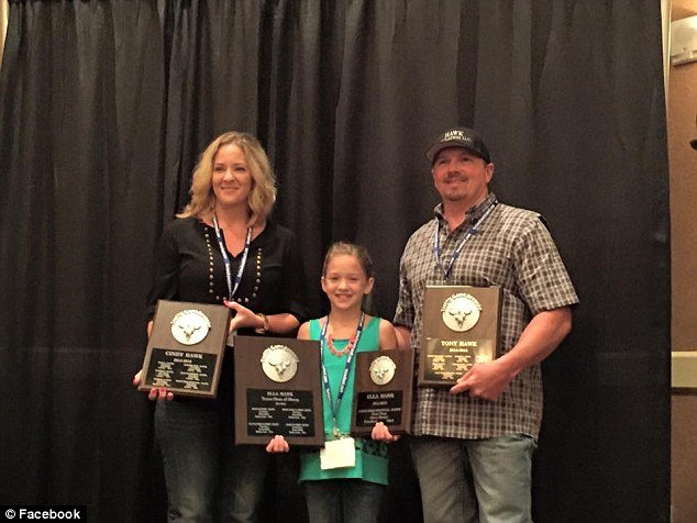 Bé gái 10 tuổi hạ gục cá sấu khổng lồ