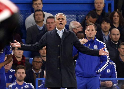 Chelsea sa sút vì... Mourinho cố ý làm cho thua