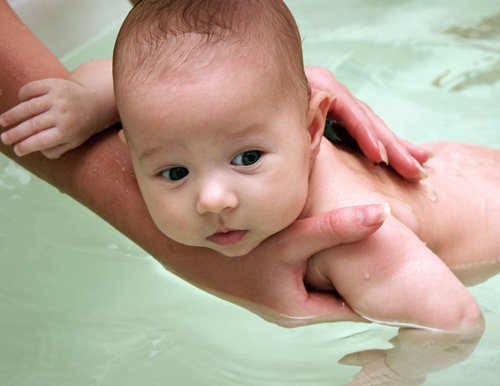 Những điều mẹ nên "cảnh giác" khi tắm cho bé sơ sinh