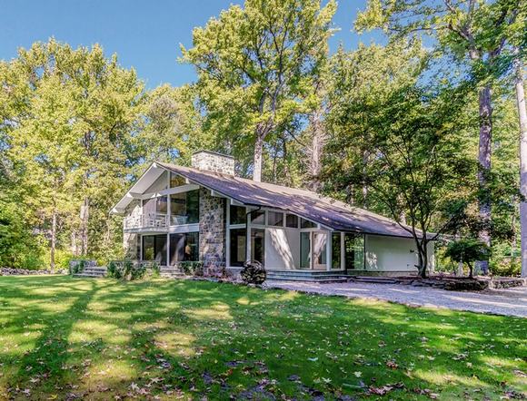 Cận cảnh căn nhà thời ấu thơ của Angelina Jolie trị giá gần 45 tỷ