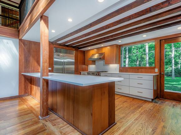 Cận cảnh căn nhà thời ấu thơ của Angelina Jolie trị giá gần 45 tỷ