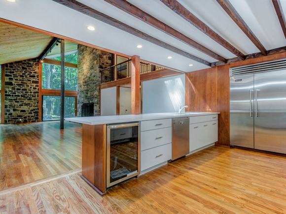 Cận cảnh căn nhà thời ấu thơ của Angelina Jolie trị giá gần 45 tỷ