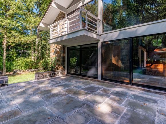 Cận cảnh căn nhà thời ấu thơ của Angelina Jolie trị giá gần 45 tỷ