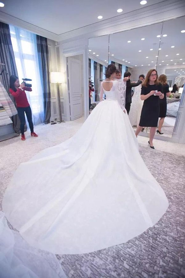 Bóc mác váy cưới hàng hiệu lộng lẫy của Angelababy