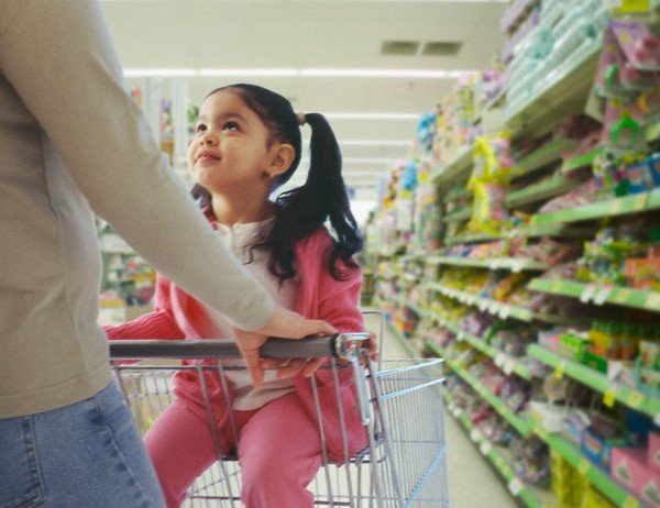 8 mẹo giúp mẹ "điều trị" con mè nheo khi đi siêu thị