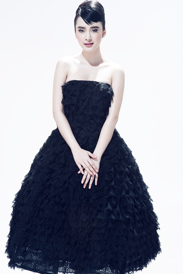 Angela Phương Trinh trang điểm giống Audrey Hepburn