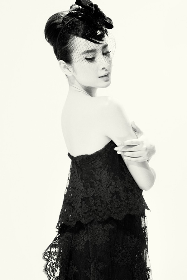 Angela Phương Trinh trang điểm giống Audrey Hepburn