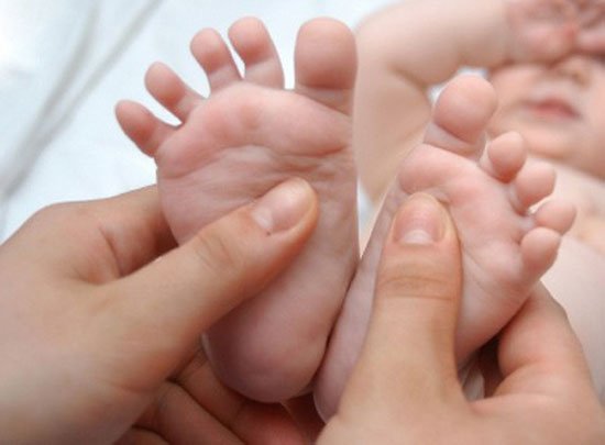 Kinh nghiệm trị ho hiệu quả cho bé bằng bài thuốc ngâm chân