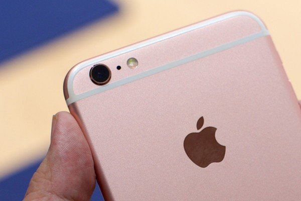 Vì sao iPhone có hai dải nhựa xấu xí ở mặt lưng?