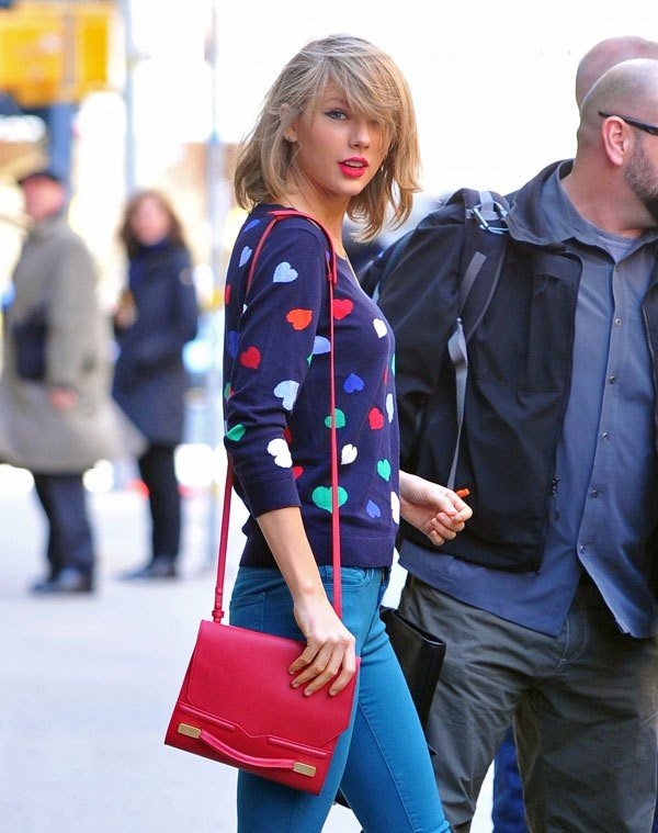 BST áo len giao mùa thấy là mê của Taylor Swift