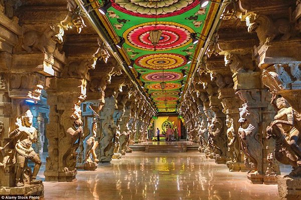 Ngôi đền có 33.000 bức tượng kỳ vĩ ở Ấn Độ