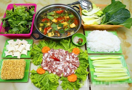 Cách làm lẩu sườn sụn om sấu chua đơn giản ngay tại nhà