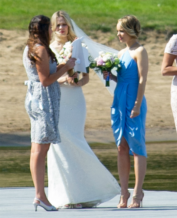 Diện váy phù dâu xinh đẹp như sao ngoại