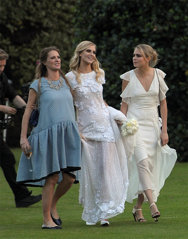 Diện váy phù dâu xinh đẹp như sao ngoại