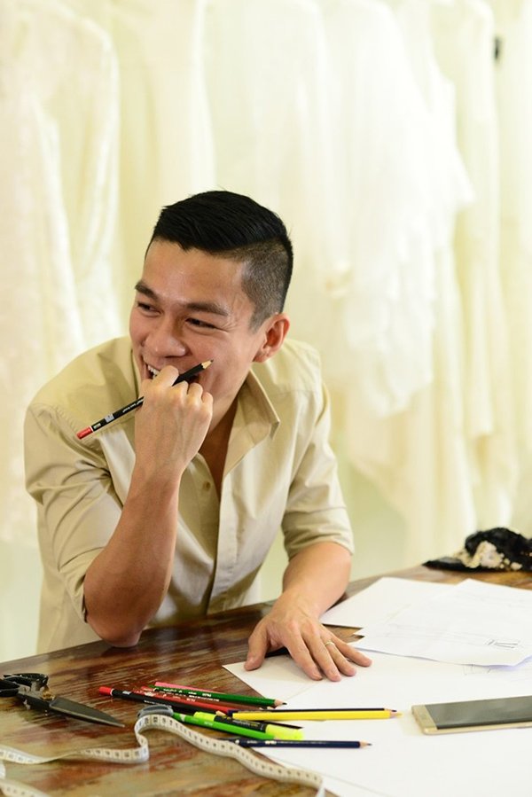 Adrian Anh Tuấn kết hợp thời trang và công nghệ cho BST mới
