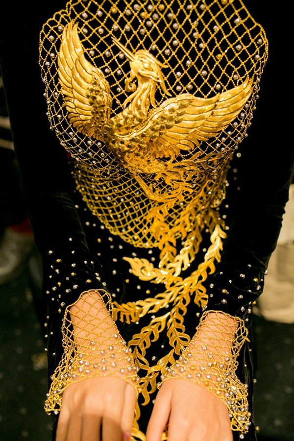 Thanh Hằng diện áo dài dát vàng 1,2 tỷ đồng