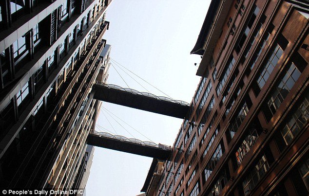 Cây cầu đi bộ cao nhất thế giới ở Trung Quốc