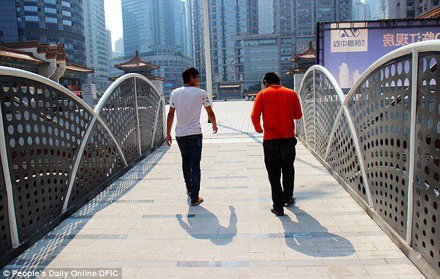 Cây cầu đi bộ cao nhất thế giới ở Trung Quốc