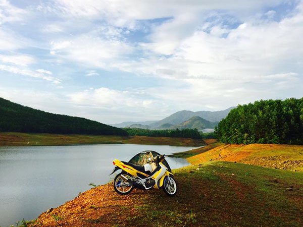 Vẻ đẹp hoang sơ của hồ Hoà Trung - thảo nguyên cỏ vàng Đà Nẵng