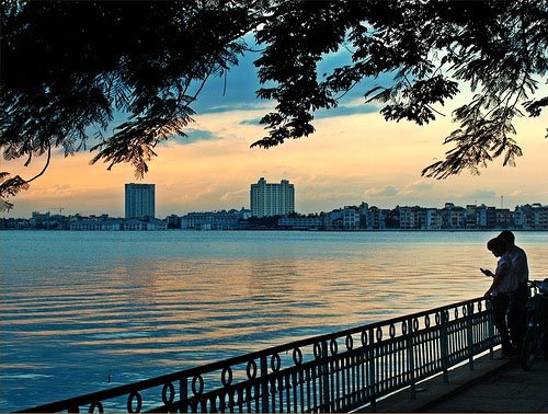 Ngắm Hồ Tây ngọt ngào trong làn sương sớm mùa thu