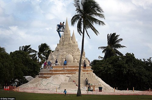 Lâu đài khổng lồ được xây từ 1.800 tấn cát
