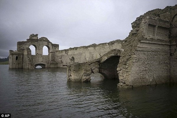 Cận cảnh nhà thờ cổ 400 năm tuổi bất ngờ trồi lên mặt hồ