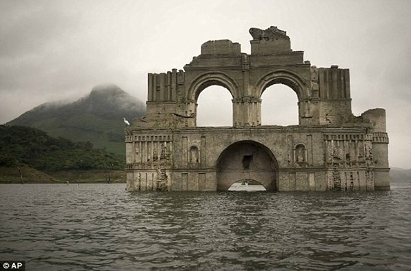Cận cảnh nhà thờ cổ 400 năm tuổi bất ngờ trồi lên mặt hồ