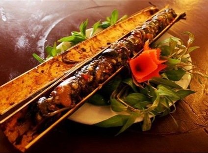 Thịt lợn đen nướng ống tre - Đặc sản tỉnh Lai Châu