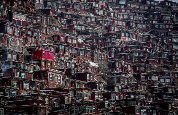 Ngôi làng tuyệt đẹp của 40.000 nhà sư ở Trung Quốc