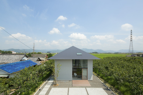 Độc đáo ngôi nhà “không sàn” giữa vườn hồng tại Nhật Bản