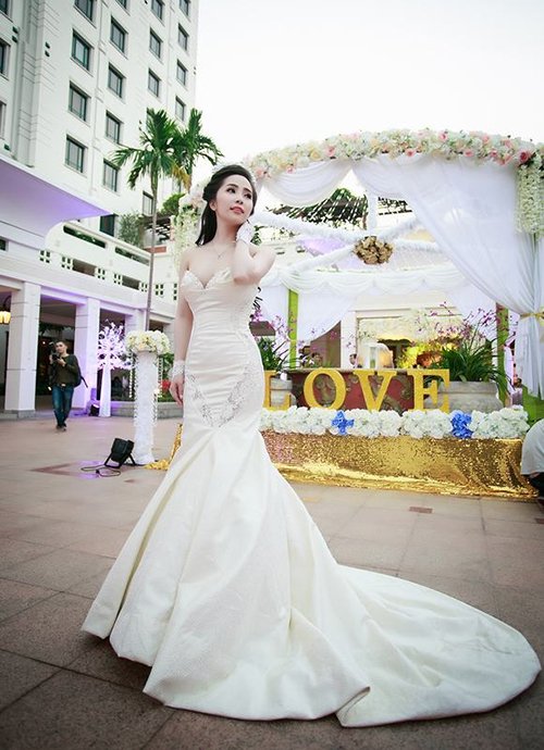 Mỹ nhân Việt lộng lẫy, quyến rũ với váy cưới trắng tinh khôi