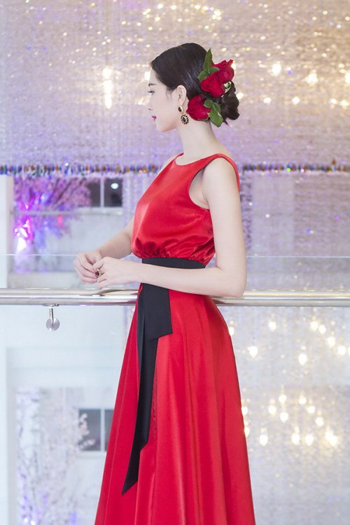 Ngắm Hoa hậu Đặng Thu Thảo đẹp lộng lẫy với đầm đỏ