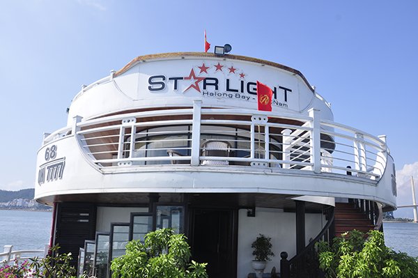 Đoàn phim “ Vệ sĩ, tiểu thư và thằng khờ” bất ngờ có mặt trên du thuyền Starlight Cruise