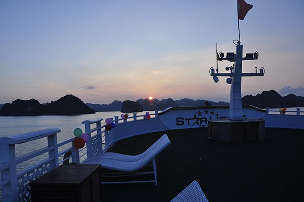 Đoàn phim “ Vệ sĩ, tiểu thư và thằng khờ” bất ngờ có mặt trên du thuyền Starlight Cruise