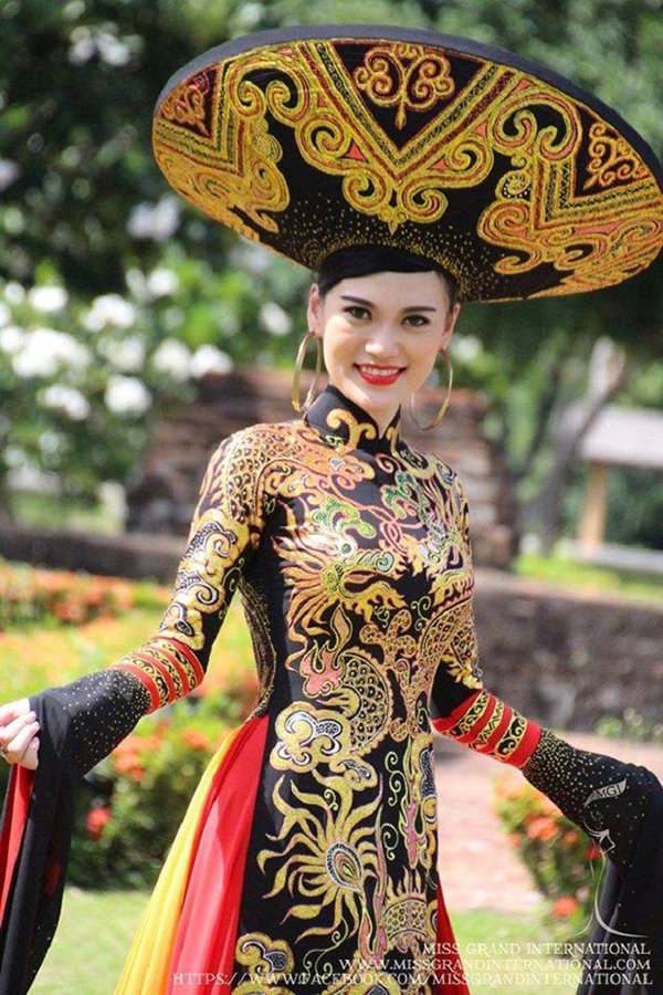 4 bộ áo dài truyền thống Việt ấn tượng ở đấu trường quốc tế