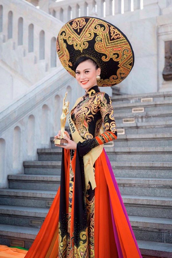 4 bộ áo dài truyền thống Việt ấn tượng ở đấu trường quốc tế
