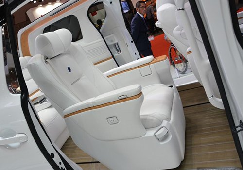 Xe MPV hạng sang Toyota Alphard “biến hình” thành du thuyền 4 bánh