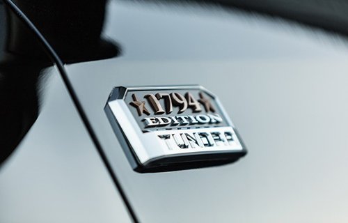 Toyota Tundrasine – Xe bán tải 8 cửa mang phong cách limousine