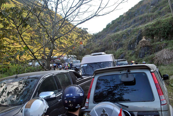 Hàng nghìn ô tô, xe máy đổ dồn lên Hà Giang liên tục bị tắc đường