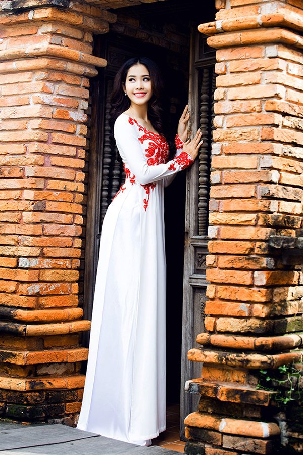 Hoa khôi Nam Em diện áo dài cổ thuyền nữ tính