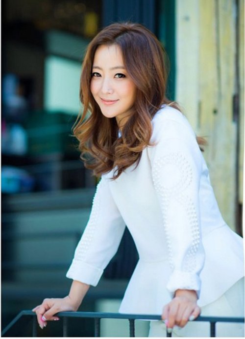 Bí quyết diện áo khoác để trẻ mãi không già như Kim Hee Sun