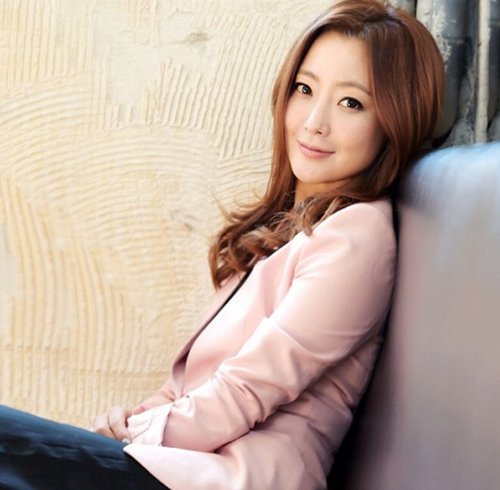 Bí quyết diện áo khoác để trẻ mãi không già như Kim Hee Sun