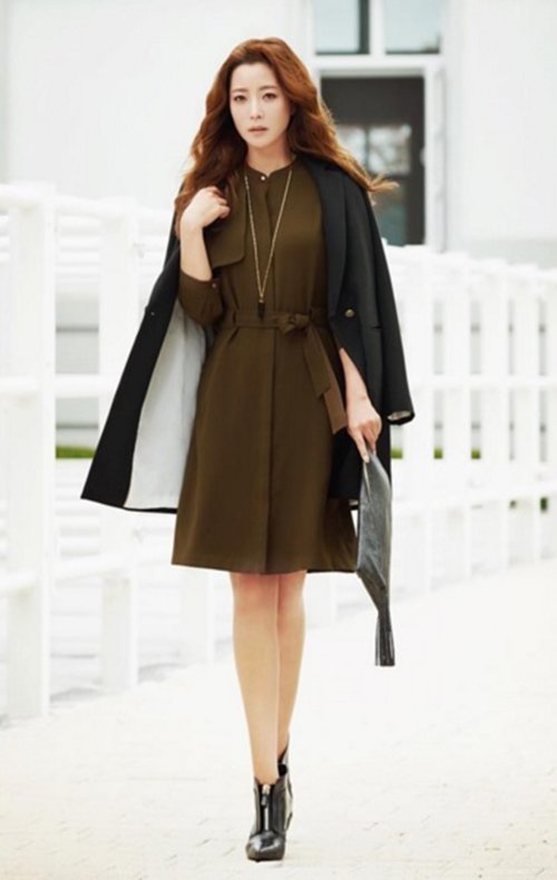 Bí quyết diện áo khoác để trẻ mãi không già như Kim Hee Sun